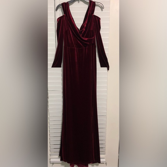 Giffniseti Size XL Luxe Velvet Burgundy/Red Long Dress.Cutout Sleeces,Zipper - Picture 1 of 11